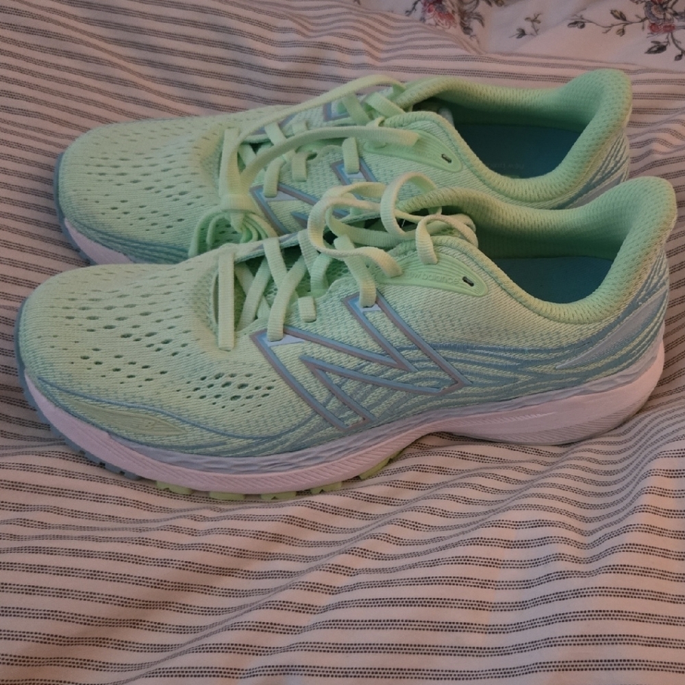 New Balance Green Athletic Shoes Lightweight Mesh Design